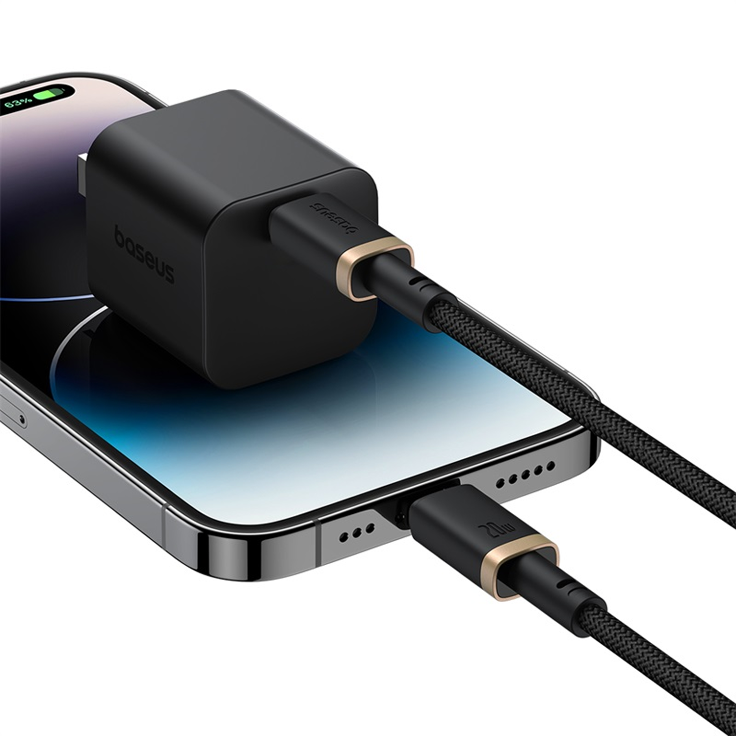 Un cargador y cable Baseus negros están enchufados a un teléfono inteligente. El teléfono se está cargando. El cable es negro y dorado.