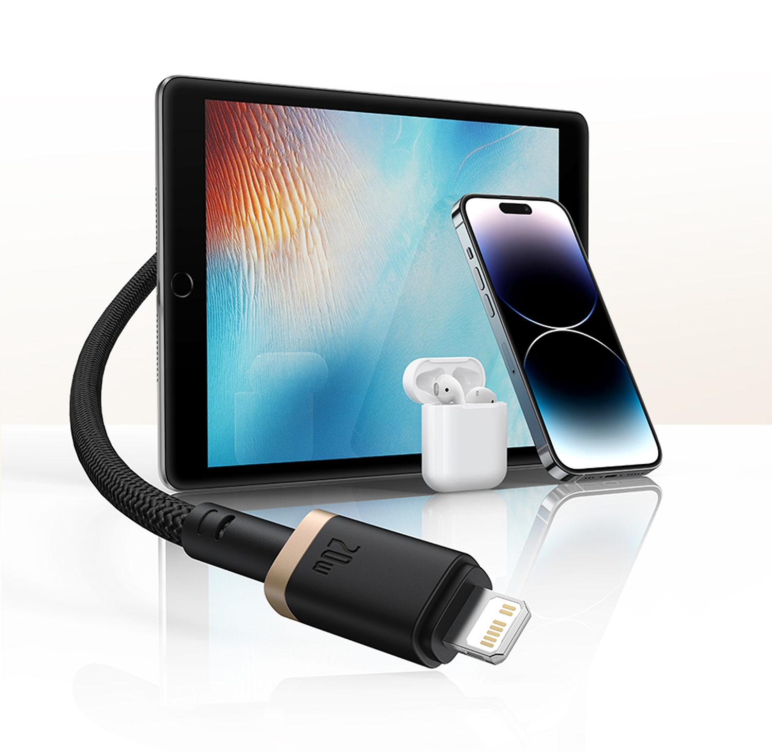 Un iPad, un iPhone y unos AirPods están junto a un cable de carga. El cable es negro y dorado con un conector Lightning.