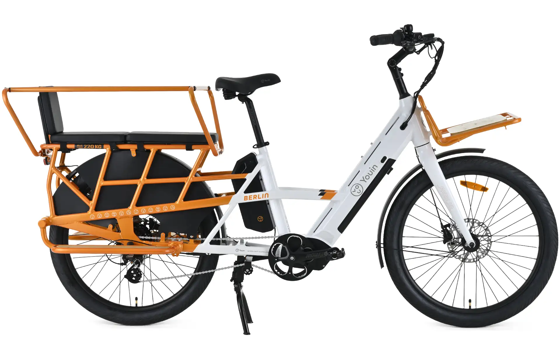 Bicicleta de carga blanca y naranja. Cuenta con asiento negro, área de carga y ruedas. Tiene la palabra Berlín en el cuadro.