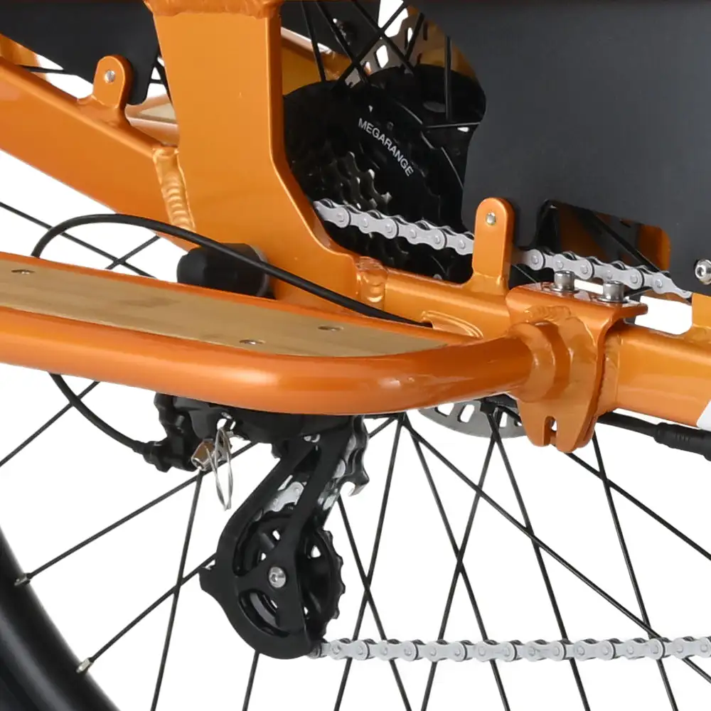 Primer plano de un cuadro de bicicleta naranja con componentes negros. Una cadena se conecta a los engranajes.
