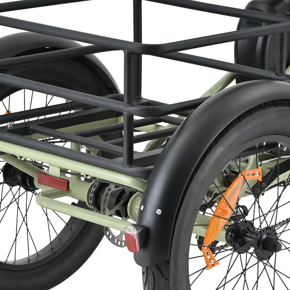 Primer plano de una bicicleta de carga. Cesta y guardabarros negros, marco verde, neumáticos negros, reflectores naranjas y luces rojas.