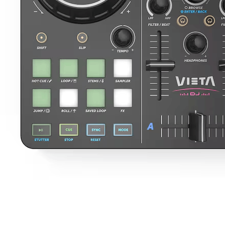 Primer plano de un controlador de DJ negro con botones, perillas y deslizadores. Se ven botones iluminados en verde, con la marca 'VIETA'.