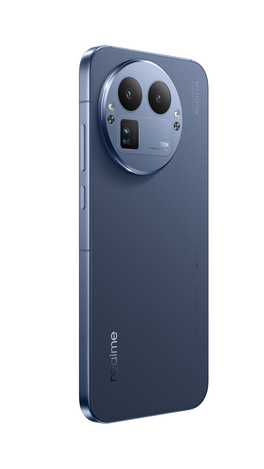Un teléfono Realme azul oscuro, vista en ángulo. Cuenta con un módulo de cámara grande con tres lentes. El teléfono está sobre un fondo gris.