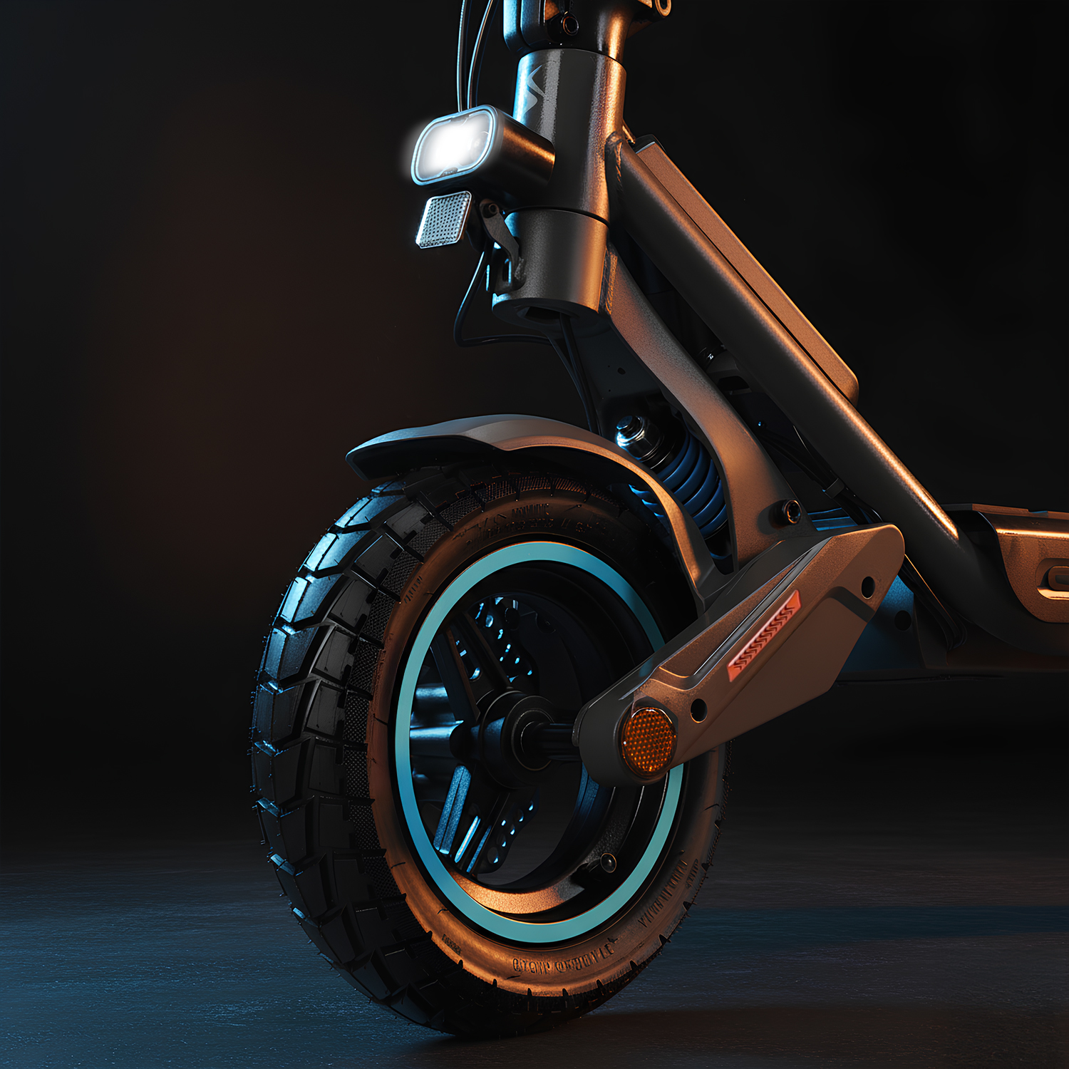 Primer plano de un patinete eléctrico. Se ven la rueda delantera y la suspensión. El neumático es negro con llanta azul, y un faro está encendido.
