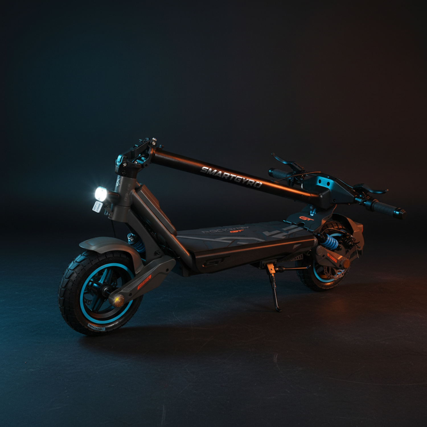 Un patinete eléctrico negro con detalles azules sobre una superficie oscura. El patinete tiene un faro y está inclinado a la izquierda.