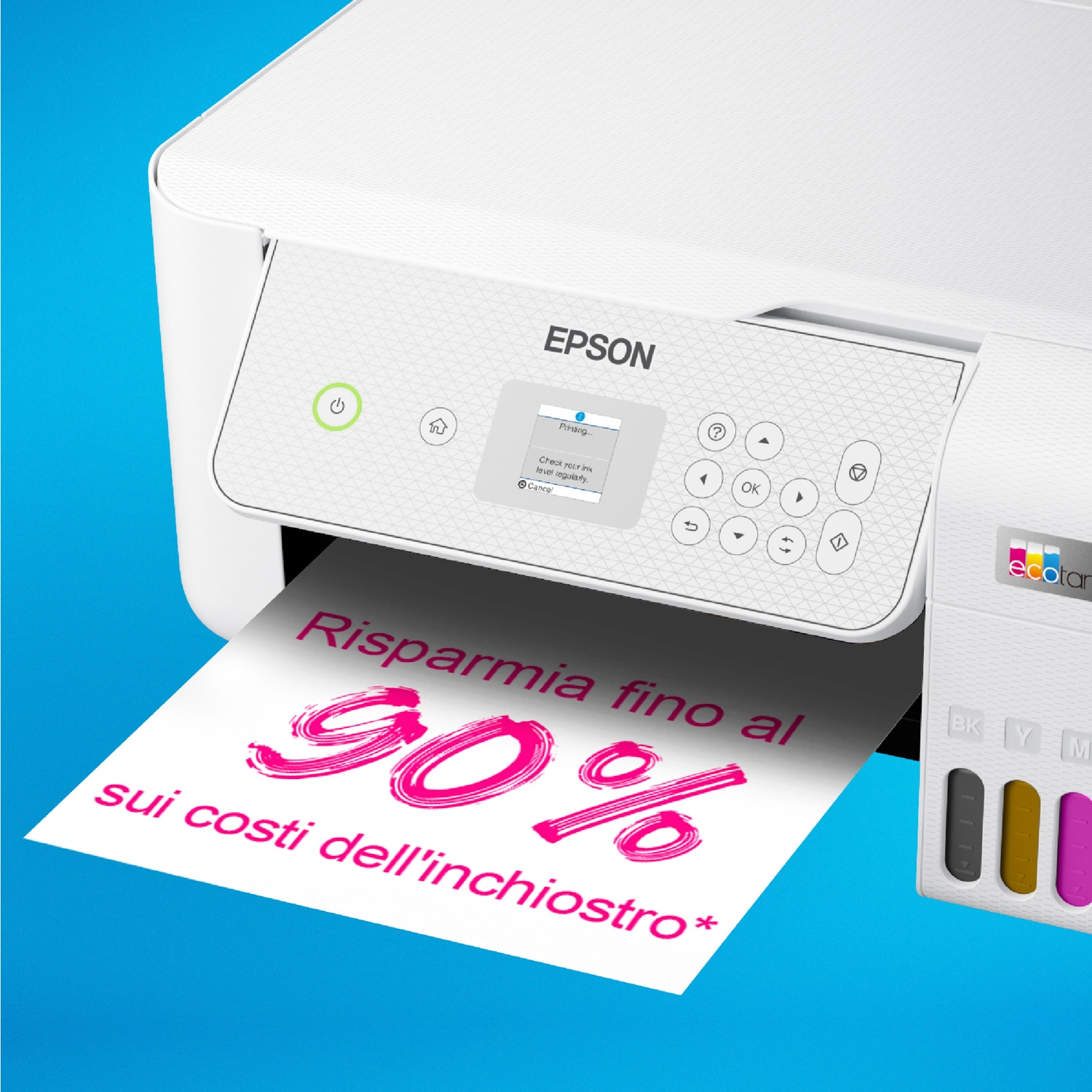 Una stampante Epson bianca stampa un foglio con testo in italiano, che mostra "90%" e "Risparmia fino al". Sfondo blu.