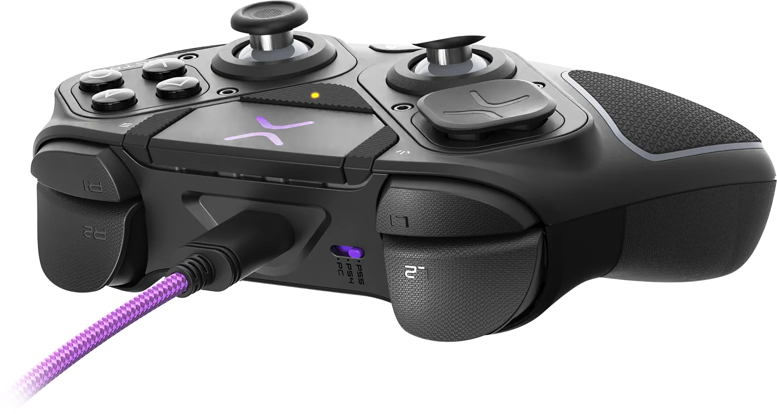 Schwarzer Gaming-Controller mit lila Akzenten, einem geflochtenen lila Kabel und verschiedenen Tasten und Joysticks. Der Controller hat ein schlankes Design.