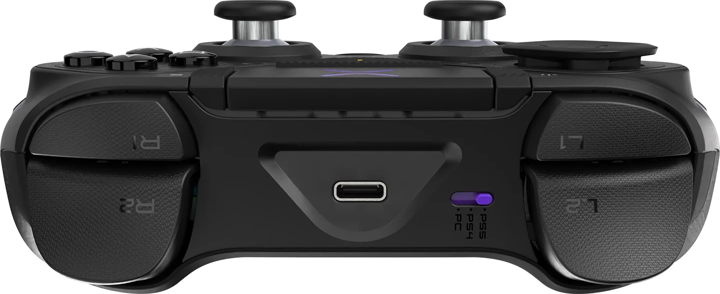 Schwarzer Gamecontroller mit Tasten, Joysticks und USB-Anschluss. Er hat R1, R2, L1, L2 Tasten. Ein lila Schalter ist sichtbar.