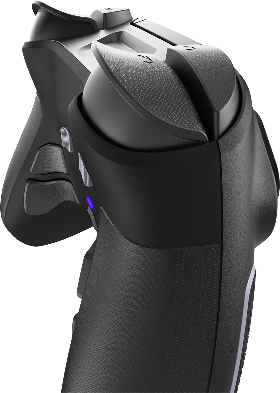 Nahaufnahme eines schwarzen Gamecontrollers. Tasten L1, L2 sind sichtbar. Der Griff hat ein strukturiertes Muster. Ein blaues Licht leuchtet.