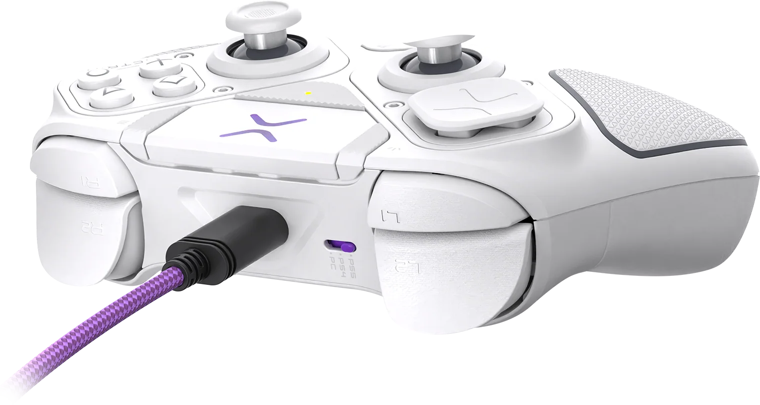 Weißer Gamecontroller mit lila Akzenten und einem geflochtenen Kabel. Tasten und Joysticks sind sichtbar. Das Design ist modern.