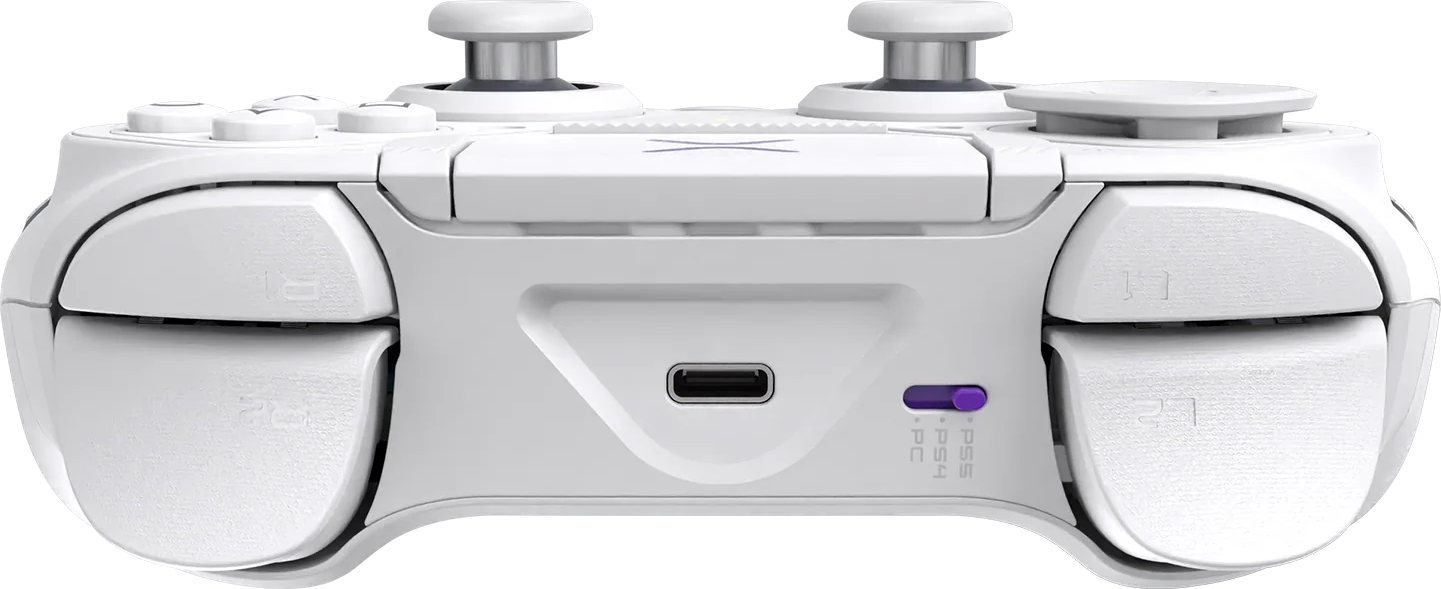 Weißer Gamecontroller. Mit Knöpfen, Joysticks und USB-Anschluss. Ein lila Schalter zeigt PC-, PS4- und PS5-Kompatibilität an.