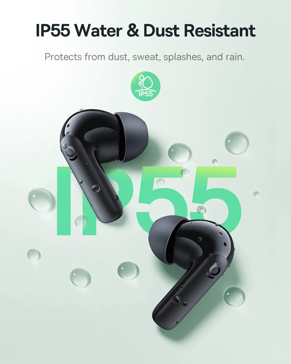 Deux écouteurs noirs avec des gouttelettes d'eau et le texte 'IP55 Water & Dust Resistant'. Le fond est vert clair.