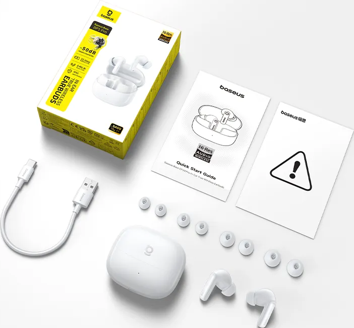 Weiße Baseus-Ohrhörer, Ladecase, Schachtel, Anleitung und Zubehör auf weißer Oberfläche. Kabel und zusätzliche Ohrstöpsel sind vorhanden.