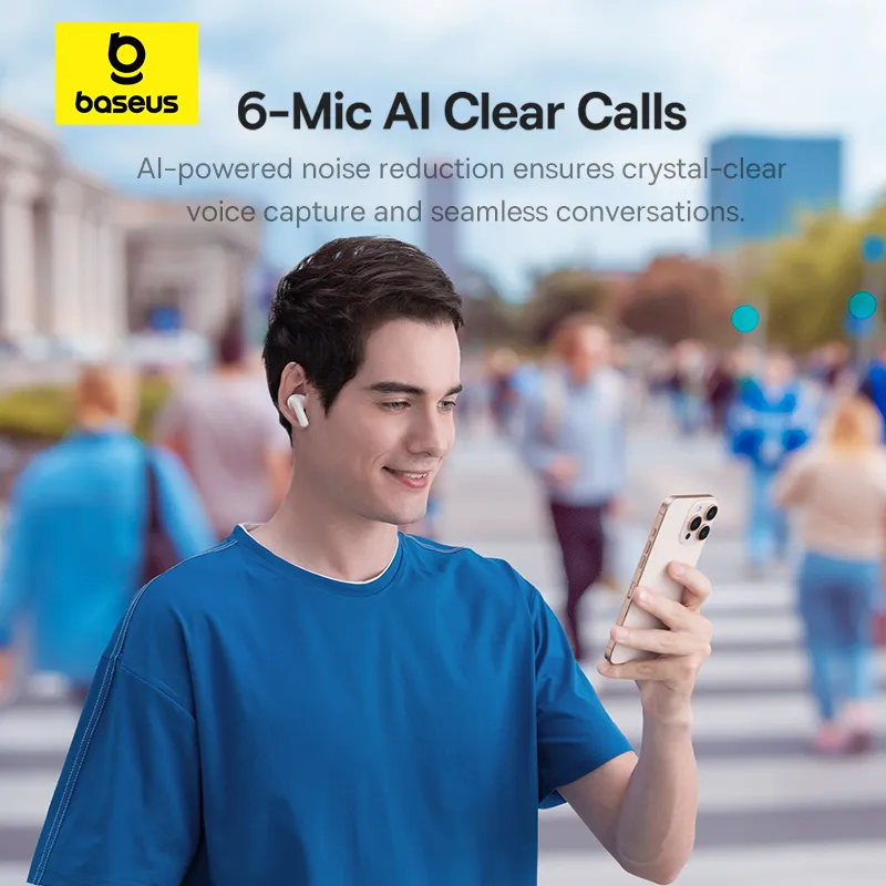 Ein Mann mit Ohrhörern hält ein Telefon und lächelt. Hintergrund: verschwommene Fußgänger. Text: 6-Mic AI Clear Calls, baseus-Logo.