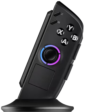 Une manette de jeu noire avec un joystick circulaire, des boutons X, A, B et Y. Elle possède un pavé tactile et repose sur une base noire.