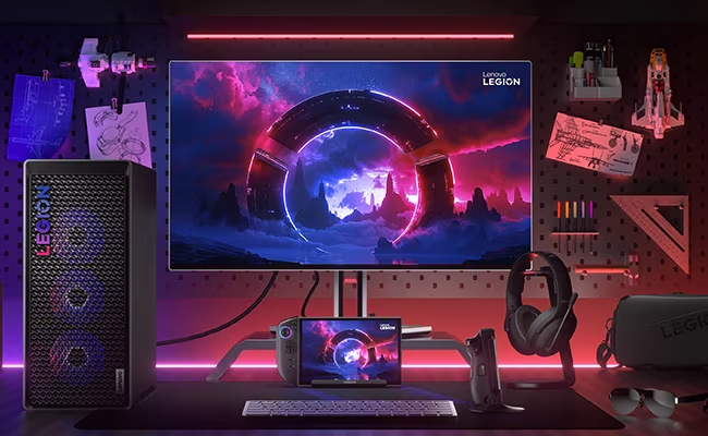 Configuration de jeu avec ordinateur, moniteur affichant une scène spatiale, casque et accessoires sur un bureau avec fond perforé.
