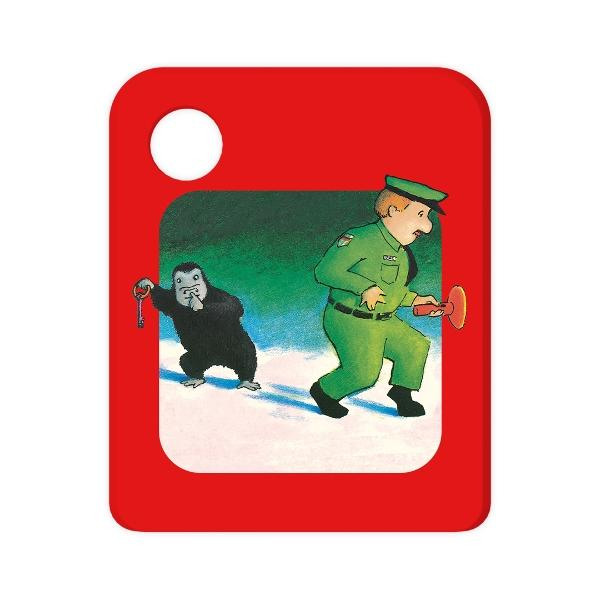 Ein Gorilla mit einem Schlüssel wird von einem Mann in grüner Uniform mit einer roten Lampe auf schneebedecktem Boden verfolgt.