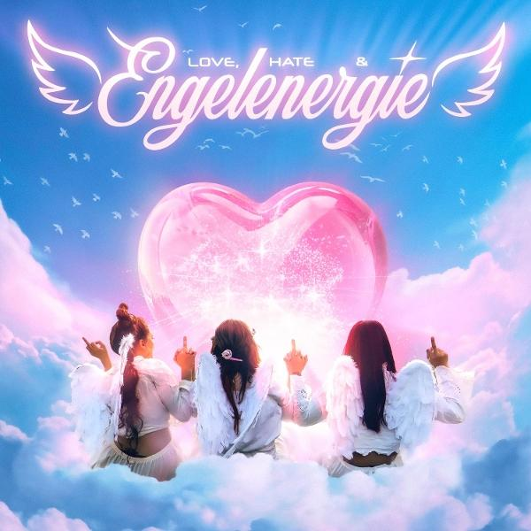 Drei Frauen mit Engelsflügeln sitzen in Wolken und zeigen den Mittelfinger. Eine herzförmige Blase schwebt über ihnen, Text: 'Engerlenergie'.