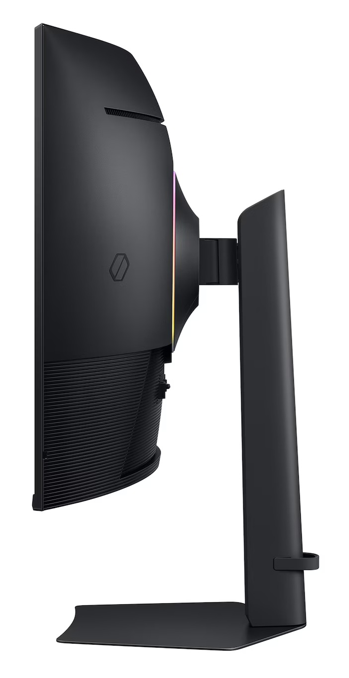 Widok z boku czarnego monitora komputerowego. Ma zakrzywiony ekran ze stojakiem. Tył ma logo i otwory wentylacyjne.