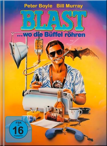 Filmplakat. Mann mit Sonnenbrille raucht, tippt. Fledermaus mit Spritze. Flaschen, Schreibmaschine, Infusionsbeutel, Telefon, Tasse und Aschenbecher.