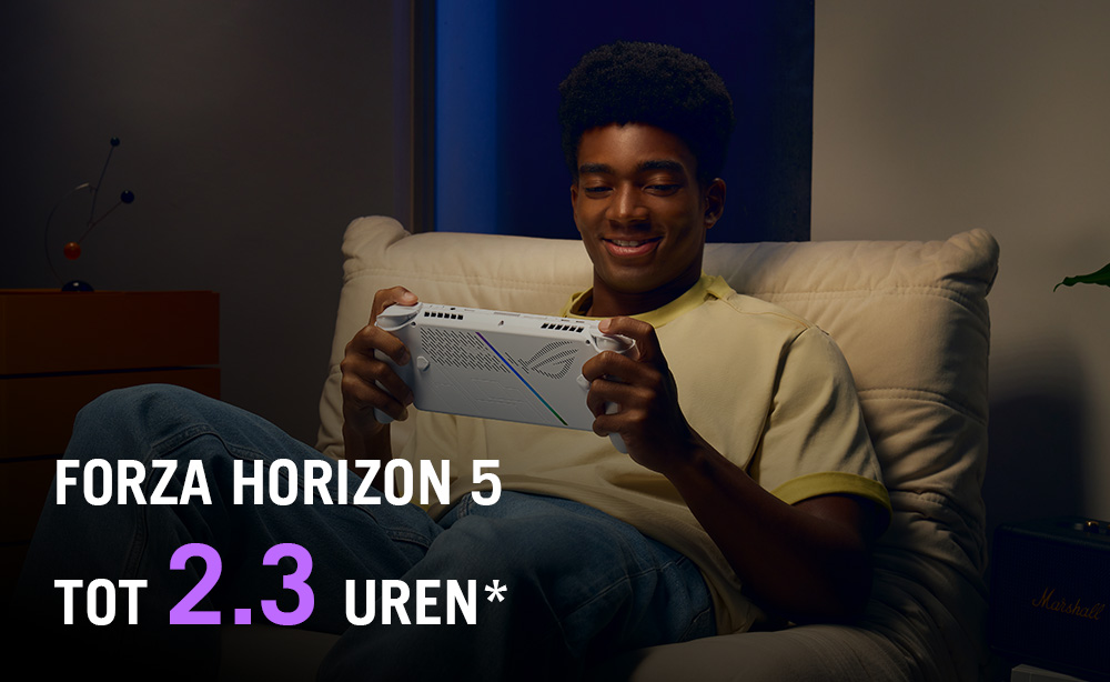 Een man speelt op een handheld gameconsole. Hij glimlacht terwijl hij op een bank zit. De naam van de game staat op de achtergrond.