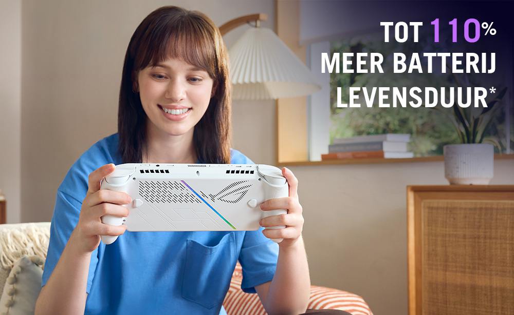 Een vrouw houdt een wit game-apparaat vast. Tekst zegt 'Meer batterijduur'. Achtergrond heeft een raam, plant en meubels.