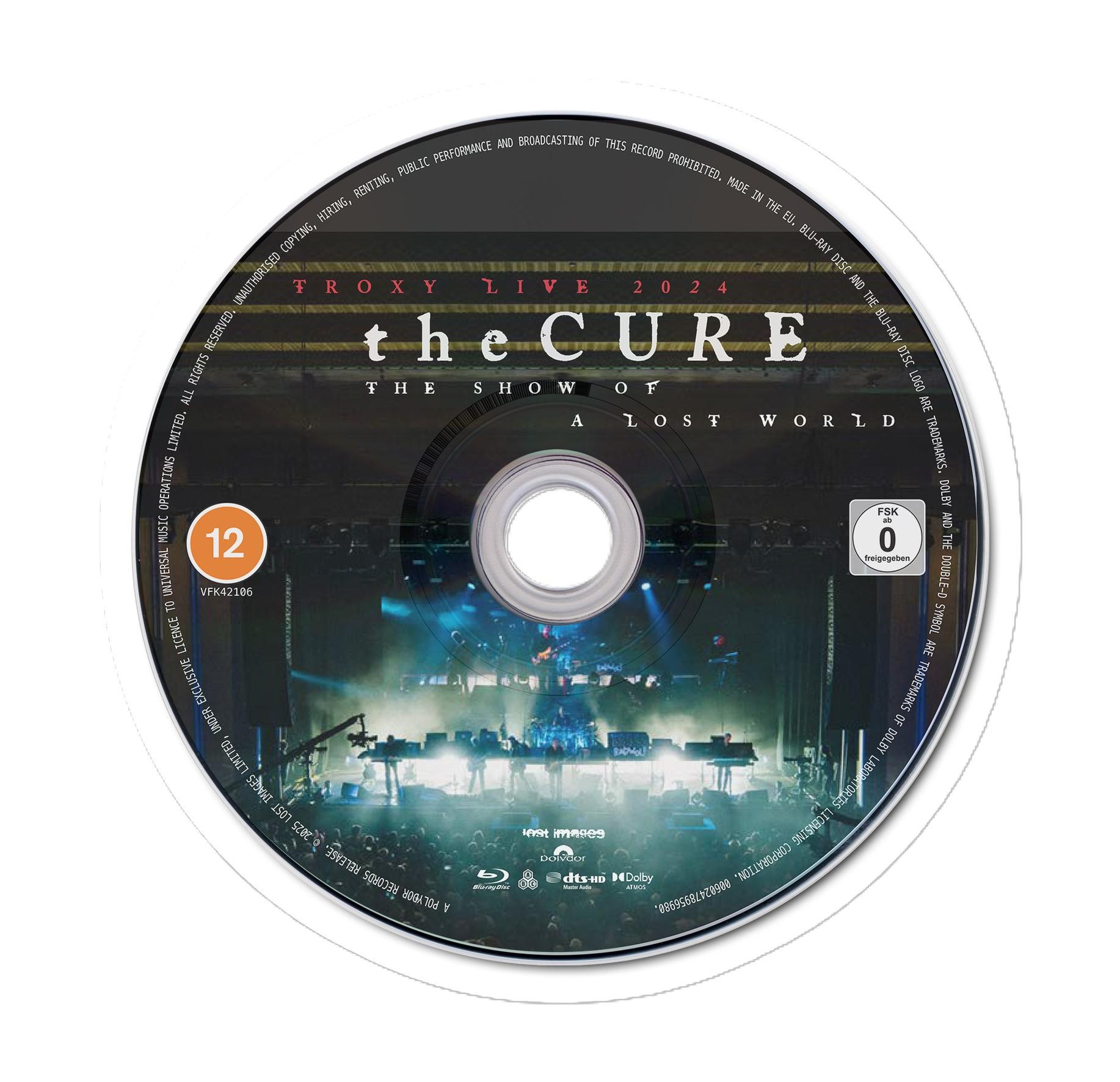 The Cure 'The Show of a Lost World' Blu-ray. Band op podium, lichten en publiek.