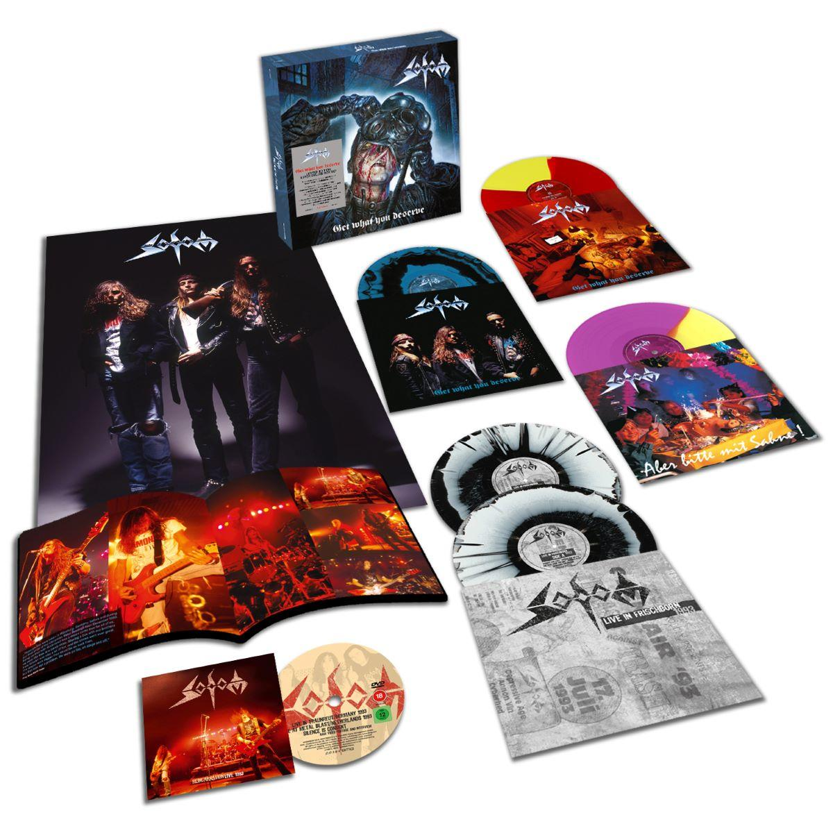 Eine Sammlung von Sodom-Alben, darunter Vinylplatten, eine DVD und Werbematerialien mit Bandmitgliedern und Konzertszenen.