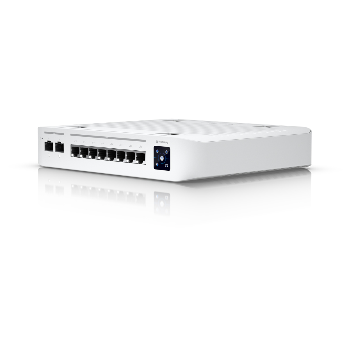 Ein weißer Netzwerk-Switch mit mehreren Anschlüssen liegt auf einer weißen Oberfläche. Er hat blaue Lichter und ein Logo.