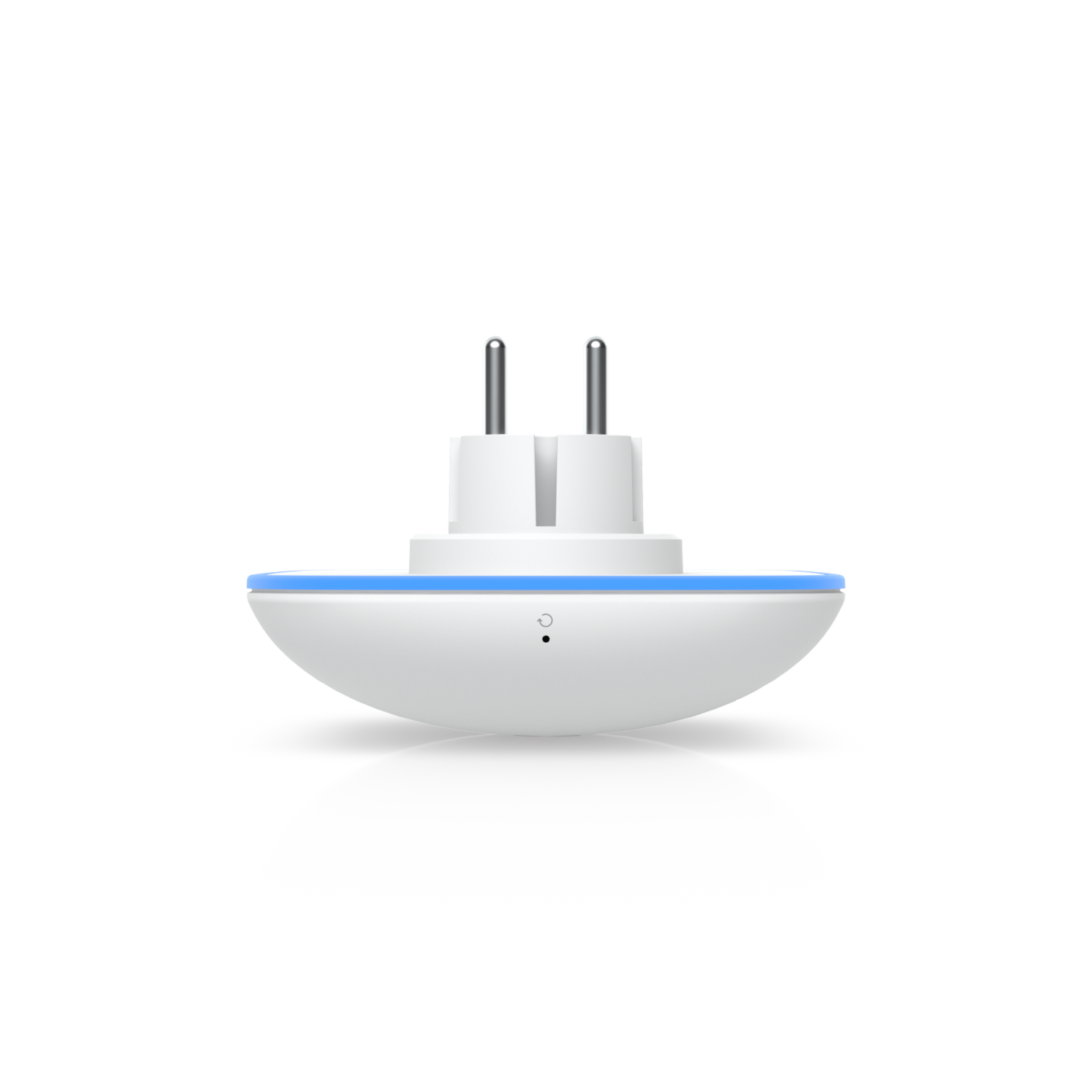 Ein weißer Smart Plug mit zwei Metallstiften. Er hat ein blaues Licht und einen Einschaltknopf. Der Stecker spiegelt sich.