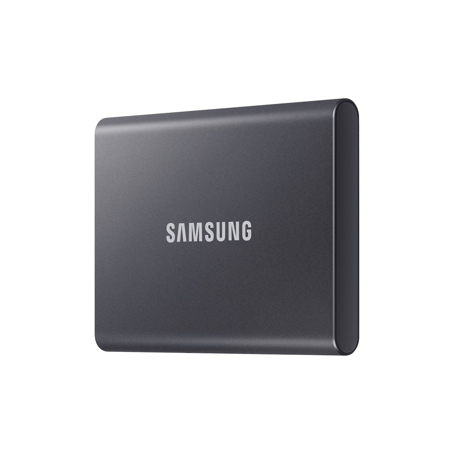 Un SSD portatile Samsung grigio scuro su sfondo bianco. La parola SAMSUNG è stampata in lettere argentate sul dispositivo.