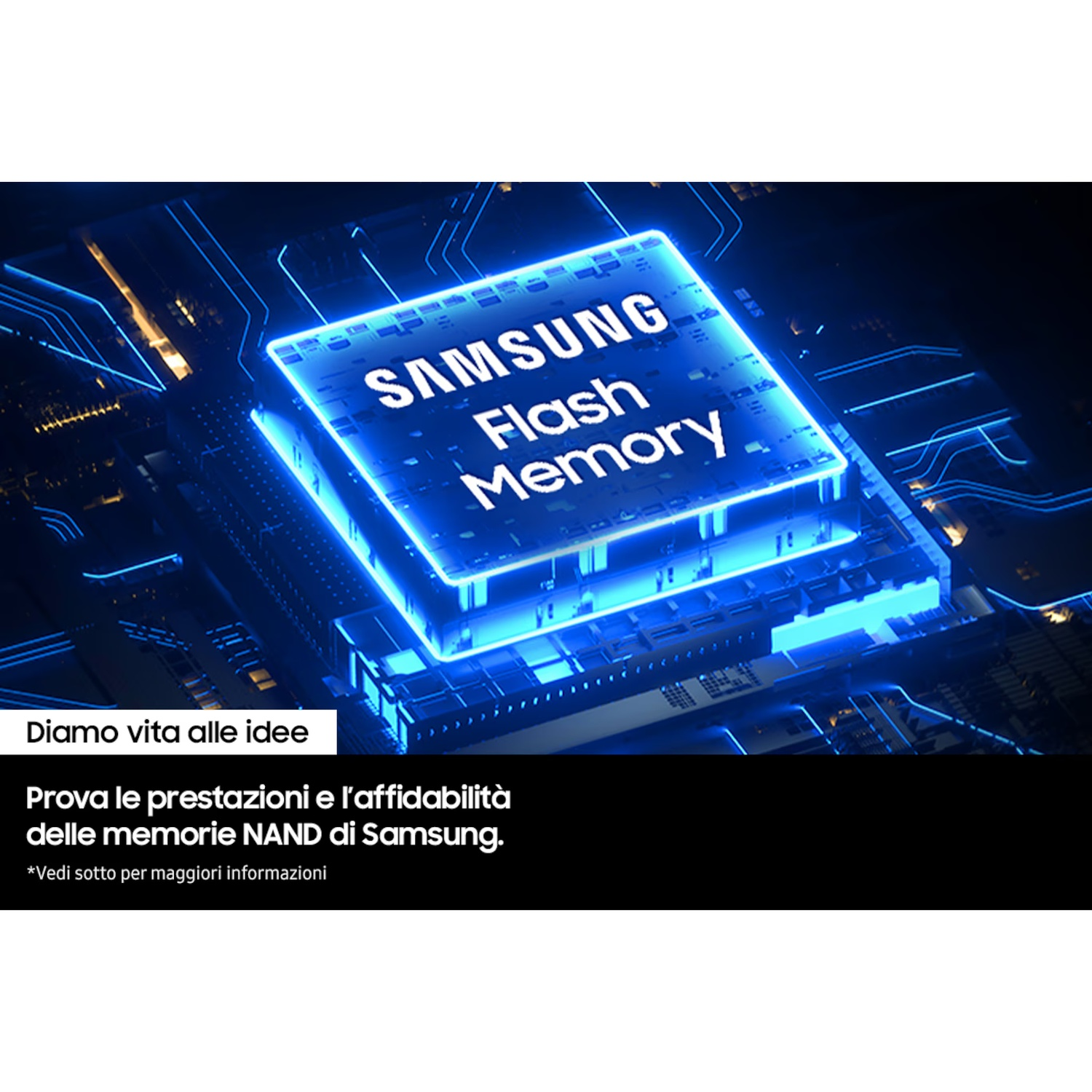 Un circuito stampato blu illuminato con testo SAMSUNG Flash Memory. Sotto testi in italiano sulla memoria NAND e Samsung.