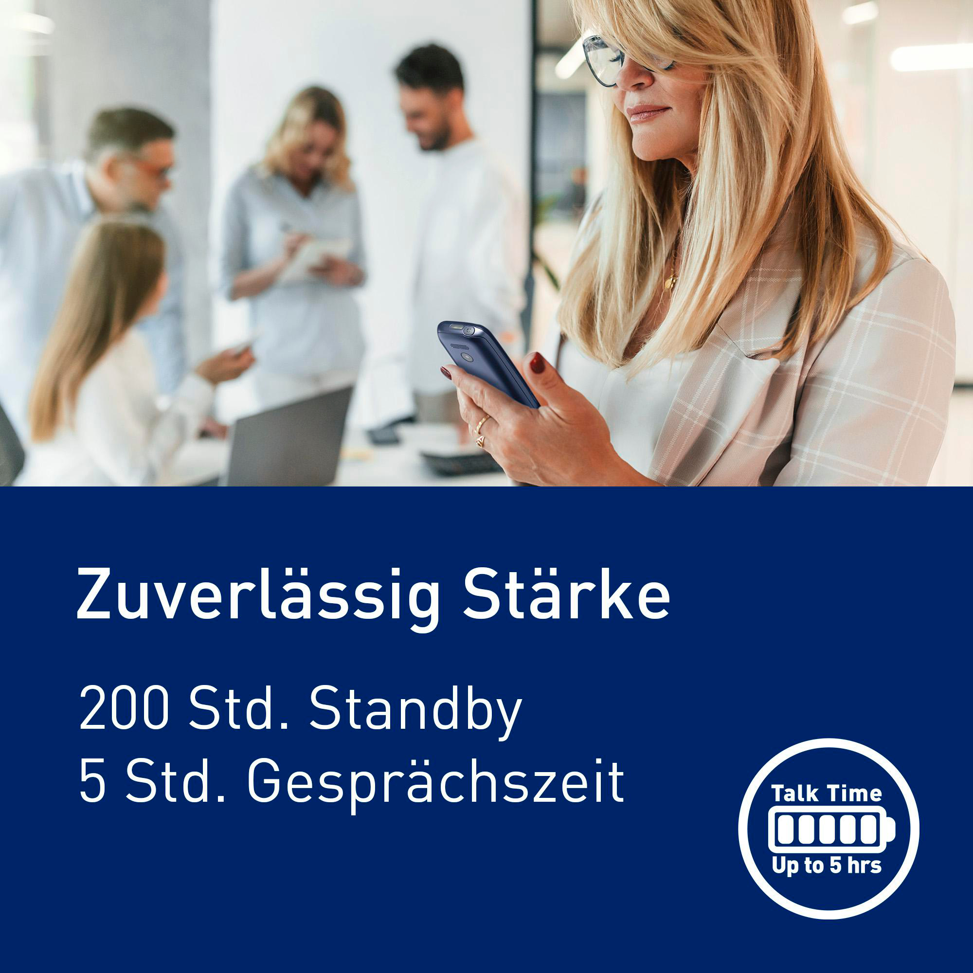 Eine Frau hält ein Telefon, andere Personen sind im Hintergrund. Text: 200h Standby, 5h Gesprächszeit.