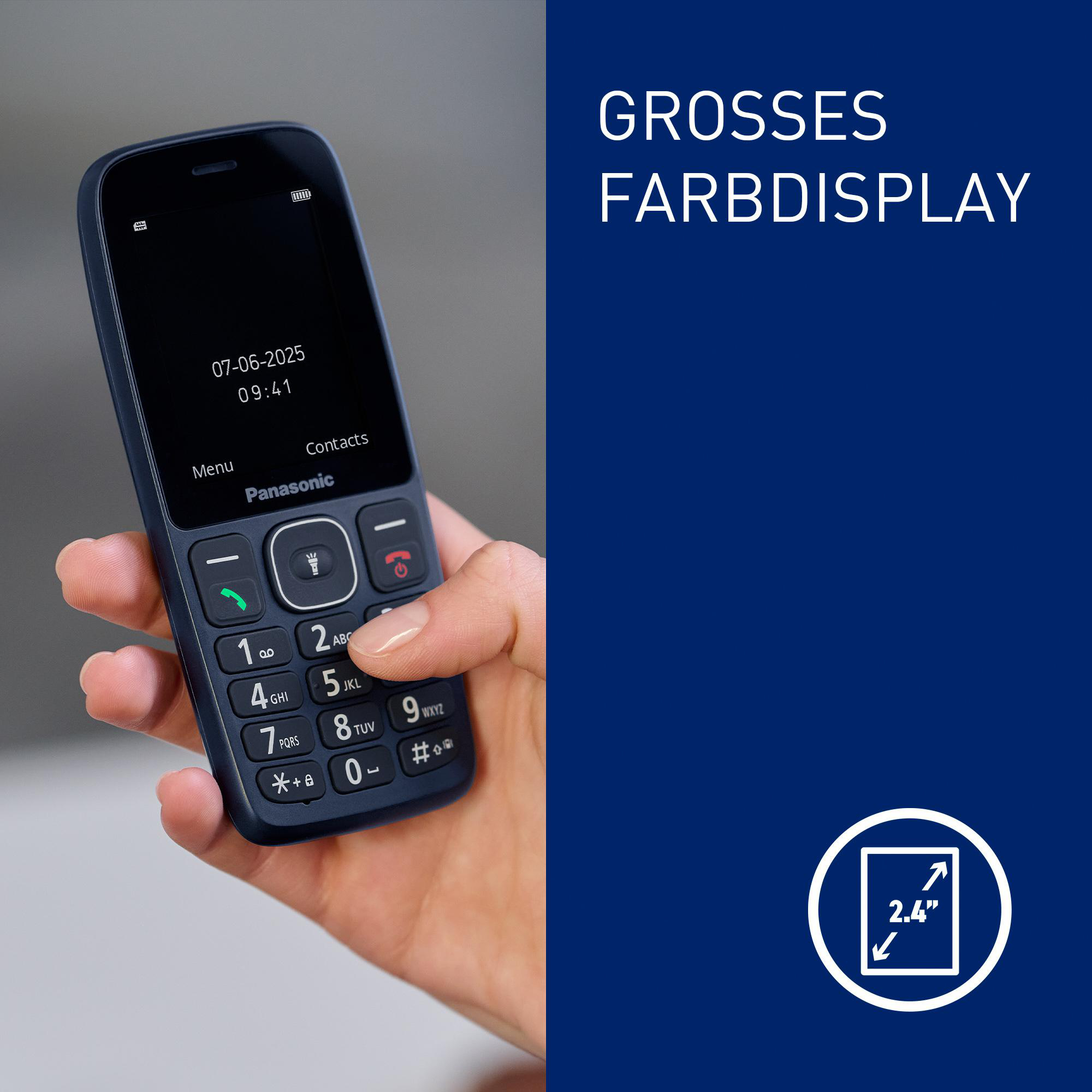 Eine Hand, die ein dunkelblaues Panasonic-Telefon hält. Der Bildschirm zeigt Datum und Uhrzeit. Blauer Hintergrund mit Text.