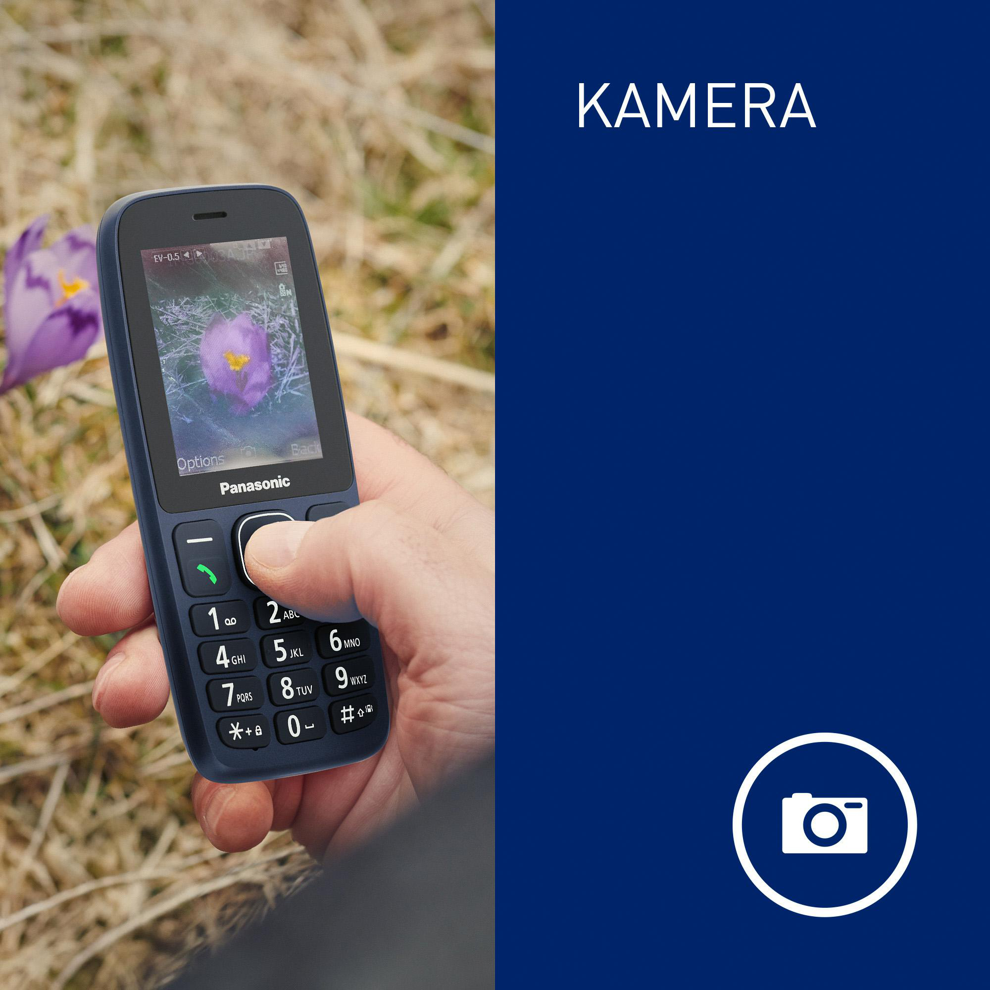 Eine Hand hält ein Panasonic-Telefon mit einem Blumenfoto auf dem Bildschirm. Der Hintergrund ist unscharf, mit blauem Hintergrund.