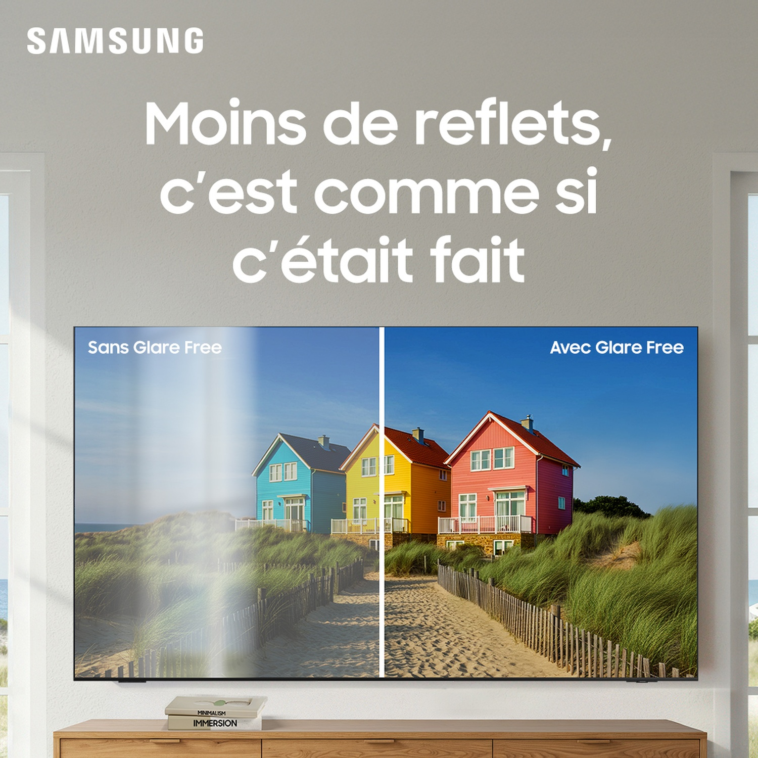 L'écran du téléviseur affiche deux vues : une avec reflets et une sans. Il affiche des maisons colorées sur une plage. Le logo Samsung est en haut.