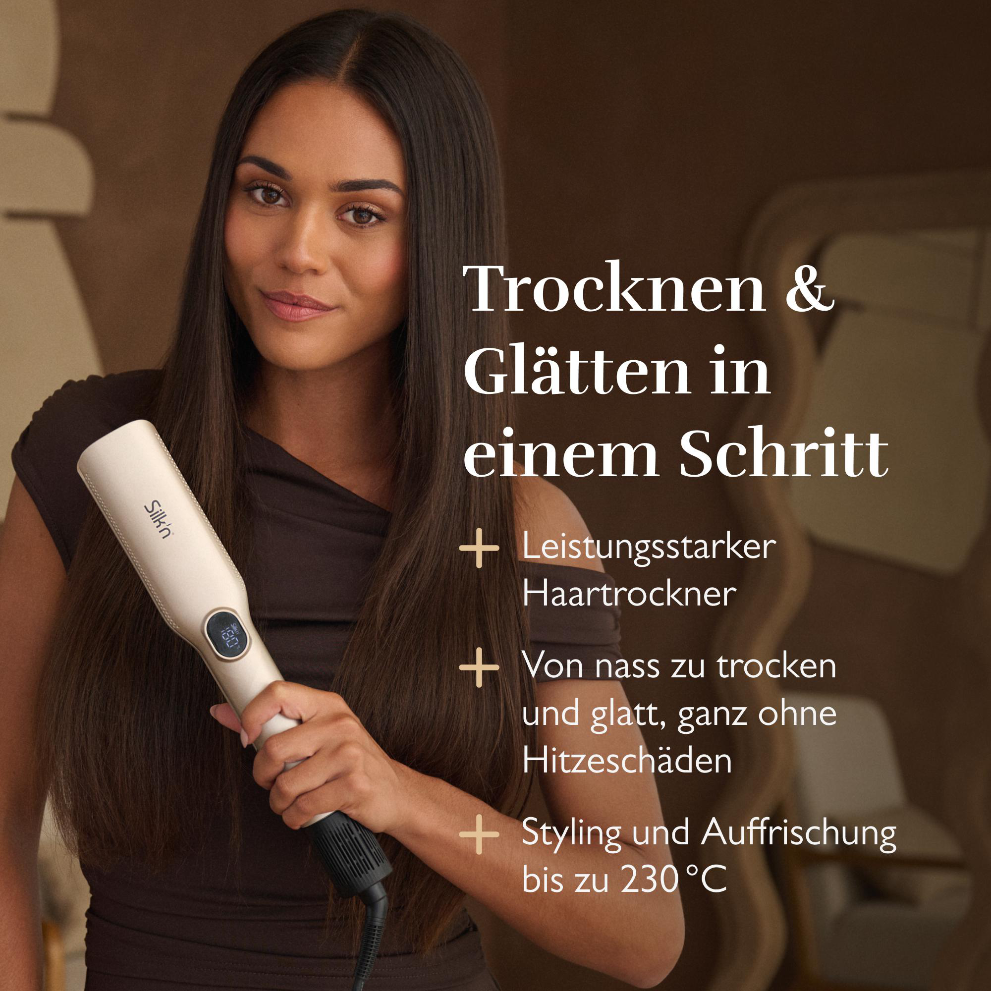 Frau hält ein Glätteisen. Text sagt Trocknen & Glätten in einem Schritt. Ein Haarstylingprodukt.