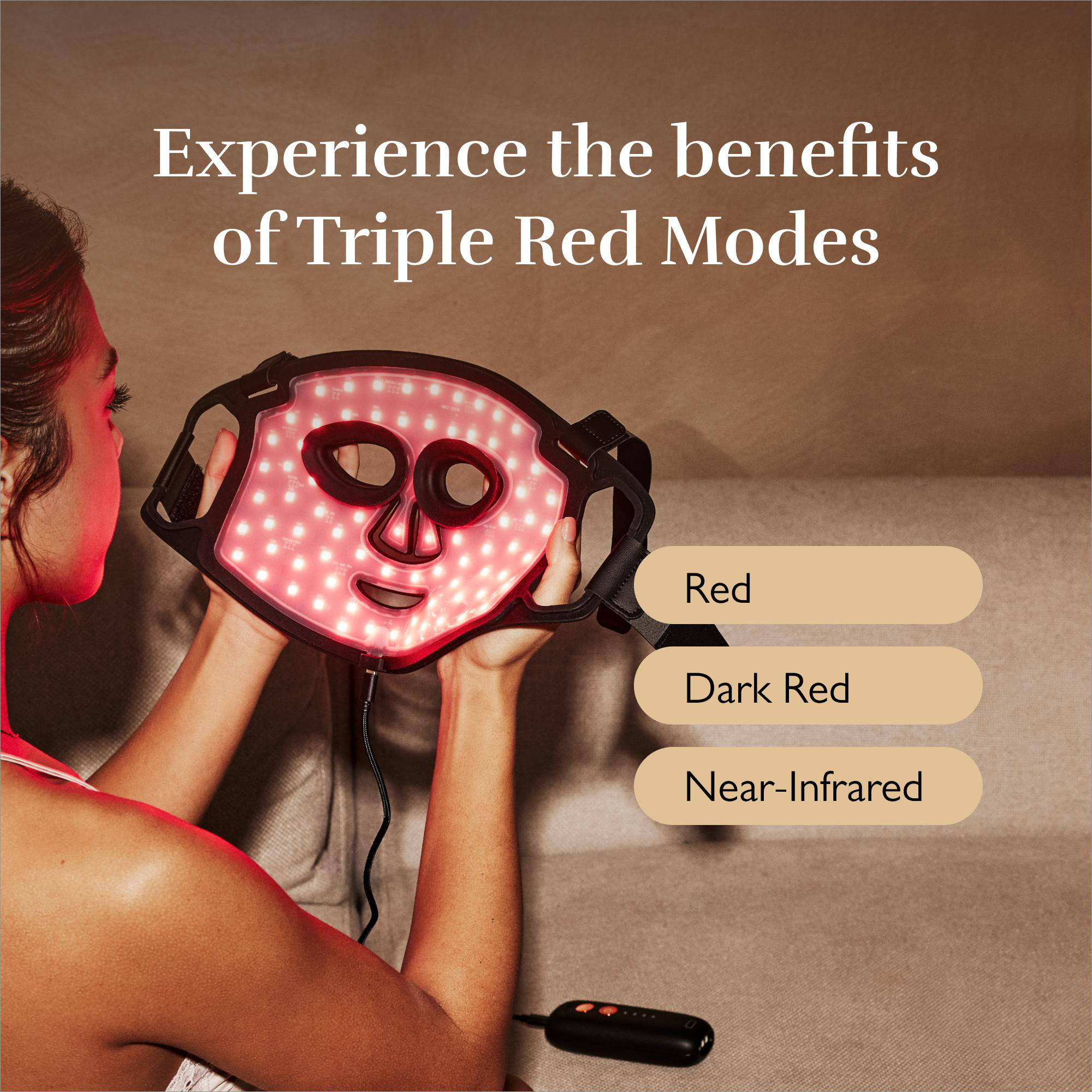 Frau hält eine rote LED-Gesichtsmaske. Der Text lautet: 'Erleben Sie die Vorteile von Triple Red Modes'.