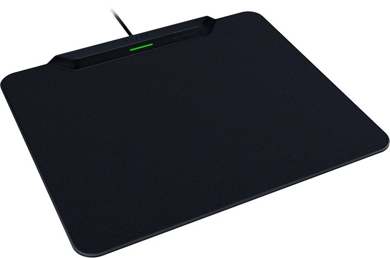 Een zwart Razer muismatje met een oplaadstation en een groen lampje. Een zwarte kabel is bevestigd.