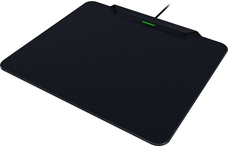 Zwarte muismat met ingebouwd oplaadgedeelte en een groene lichtindicator. Een zwarte kabel loopt van rechtsboven.