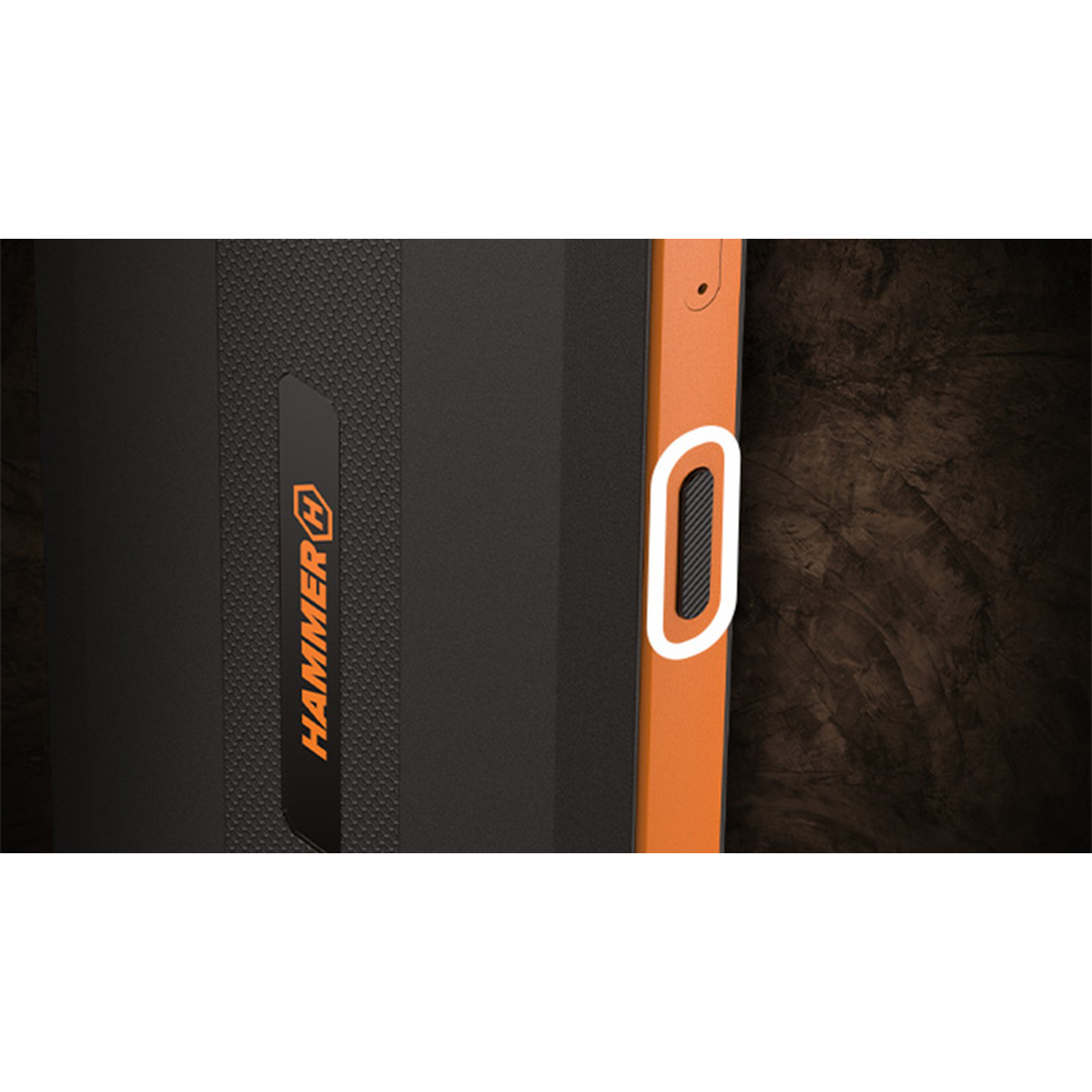 Close-up van een zwart-oranje telefoon. De telefoon heeft een getextureerde achterkant en een oranje zijkant met een witte accent. De achtergrond is bruin.