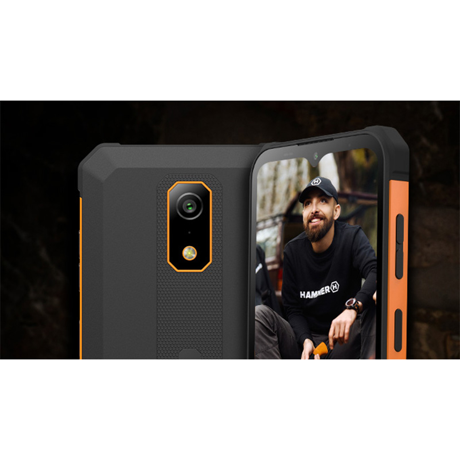 Een robuuste telefoon toont een man met een zwarte pet en shirt met het Hammer-logo. De telefoon is zwart en oranje.