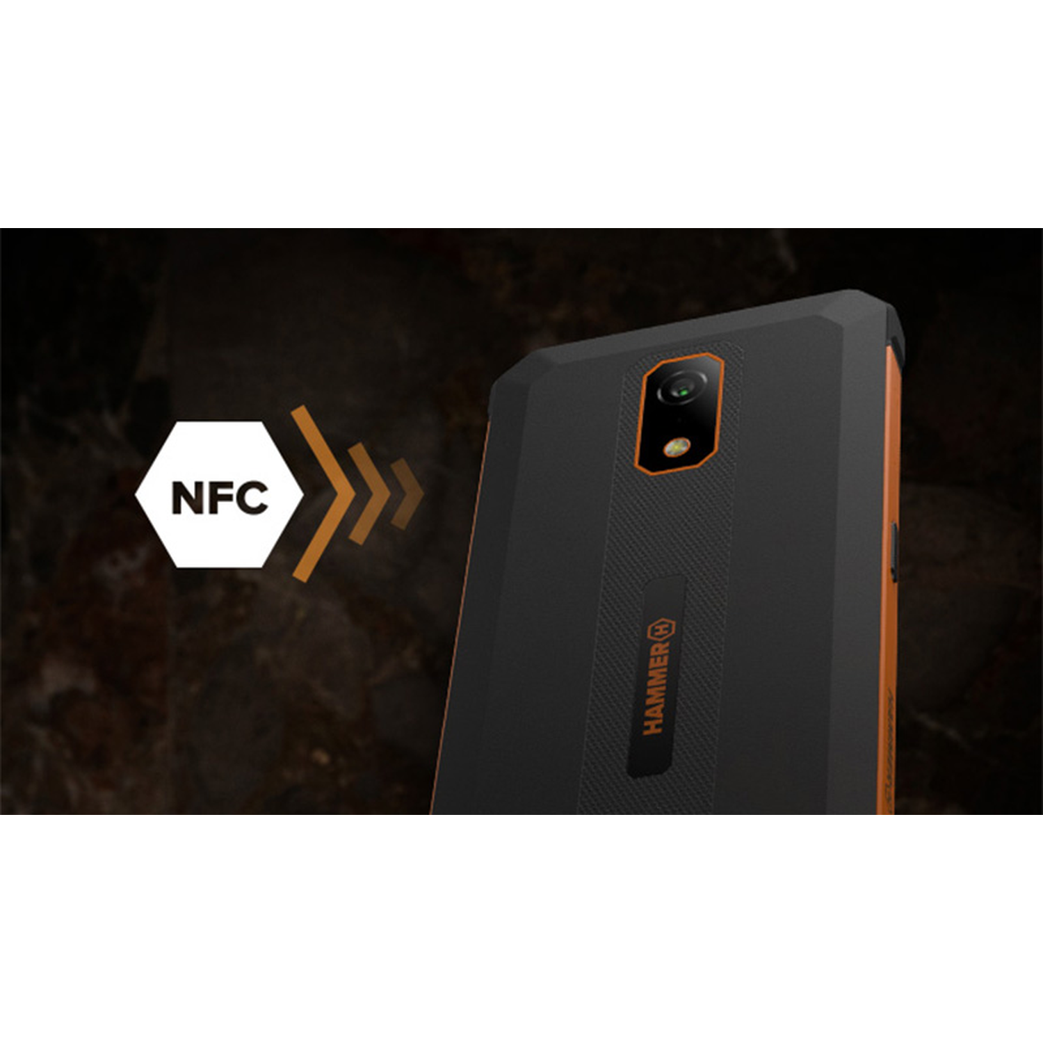 Een zwarte smartphone met oranje accenten. NFC-symbool links. De telefoon heeft een camera en de merknaam HAMMER.