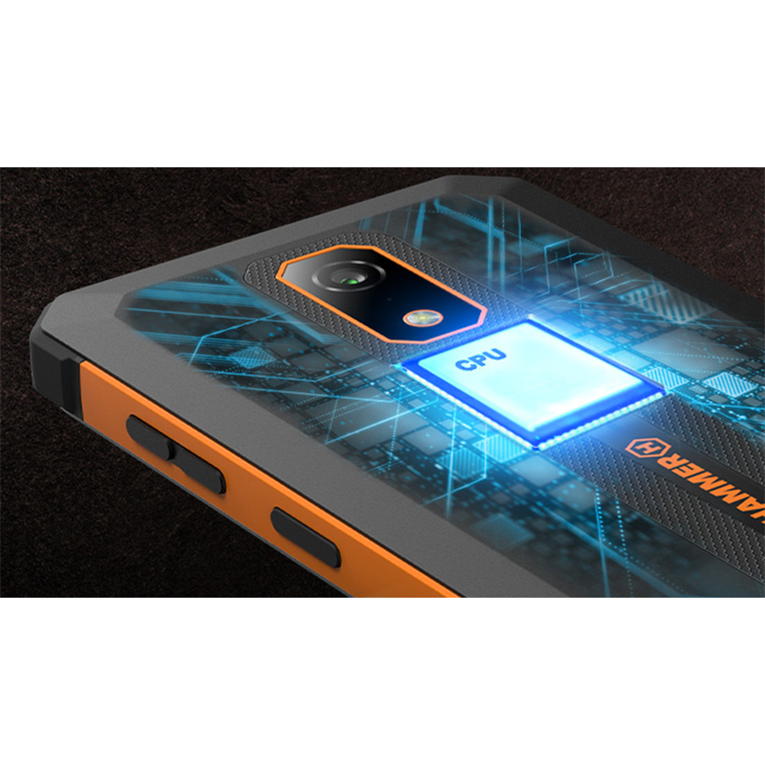Close-up van een robuuste smartphone. Oranje frame, zwarte details en een CPU-afbeelding. Een camera is zichtbaar. De telefoon staat op een donkere achtergrond.