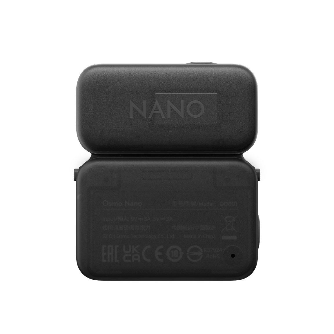 Schwarzes Osmo Nano-Gerät, geöffnet. Oben steht 'NANO'. Der untere Teil zeigt Details: Eingabe, Modell- und Herstellerinformationen.