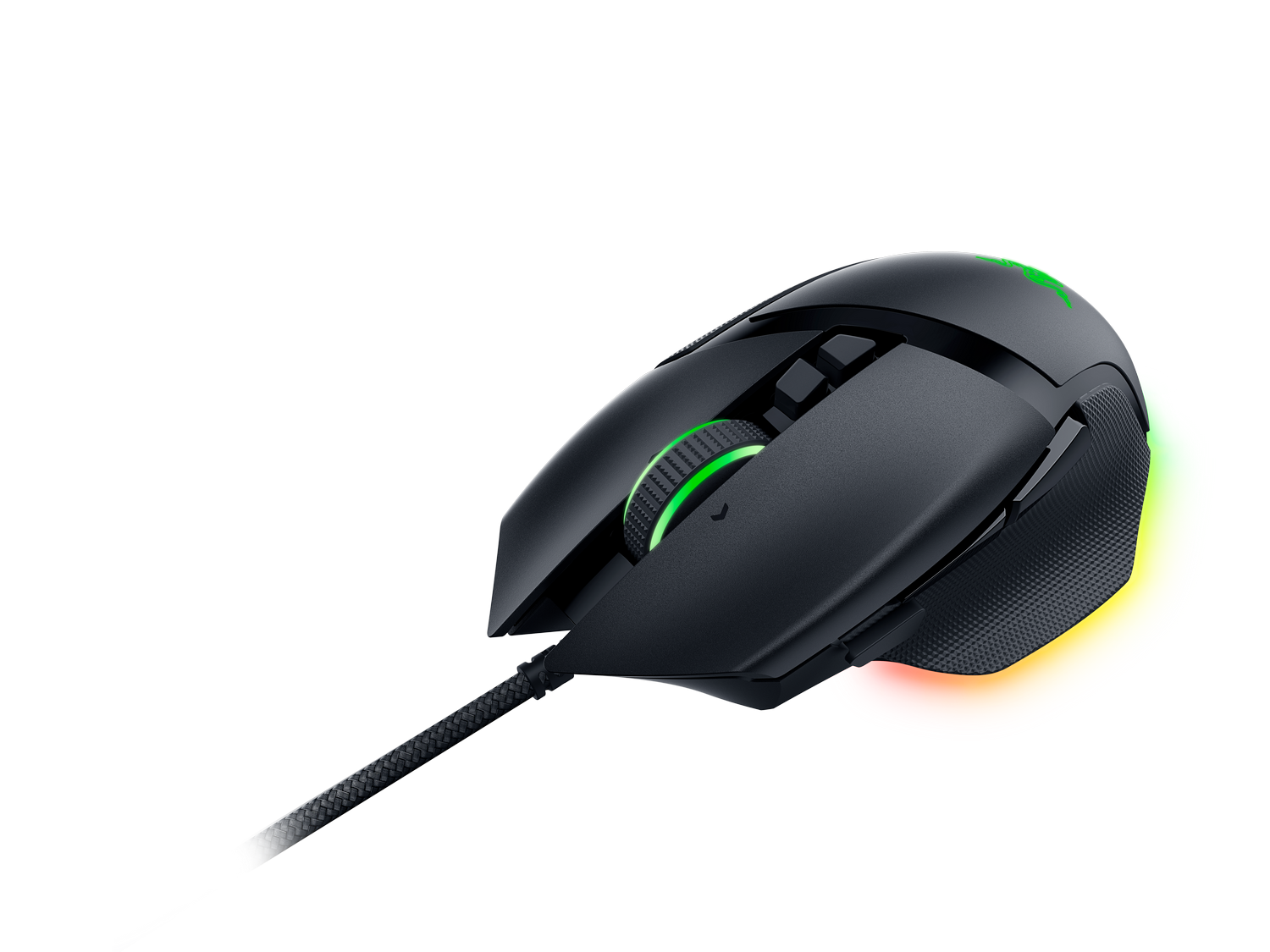 Ratón gaming negro con detalles brillantes verdes, amarillos y rojos. Tiene rueda de desplazamiento, agarres laterales texturizados y cable trenzado.