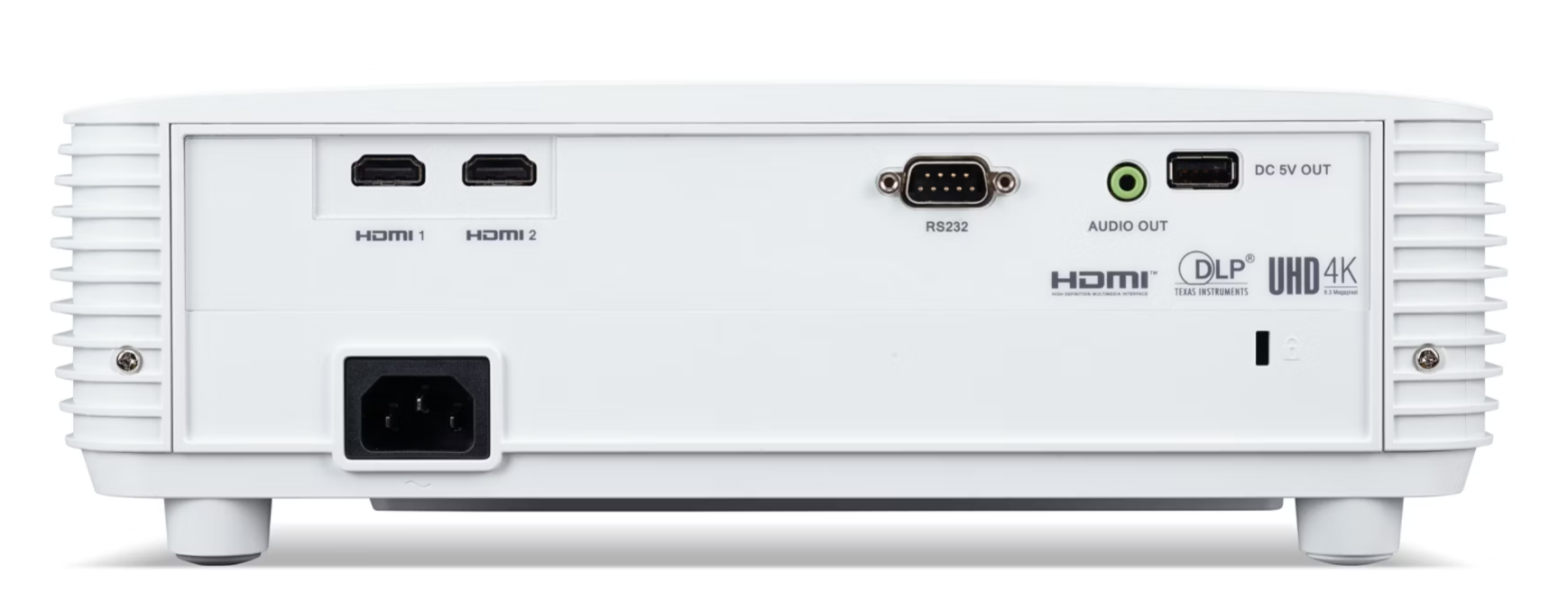 Egy fehér projektor hátulja. HDMI, audio és tápcsatlakozók vannak rajta. A készüléknek van néhány lába. Címkék láthatók.