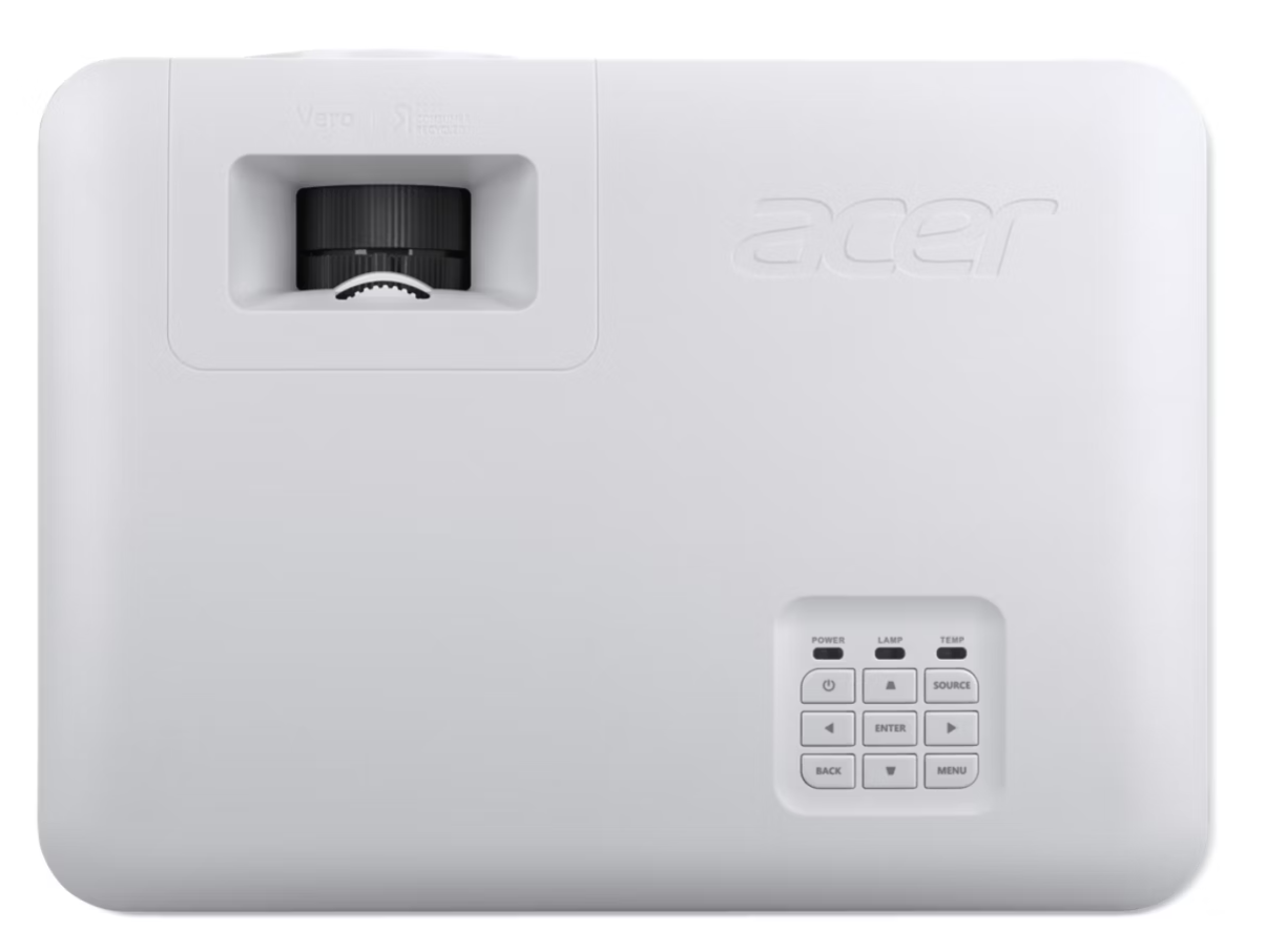 Egy fehér Acer projektor. Van rajta lencse, vezérlőgombok és az Acer logója. A gombok közé tartozik a bekapcsolás, a forrás és a menü.