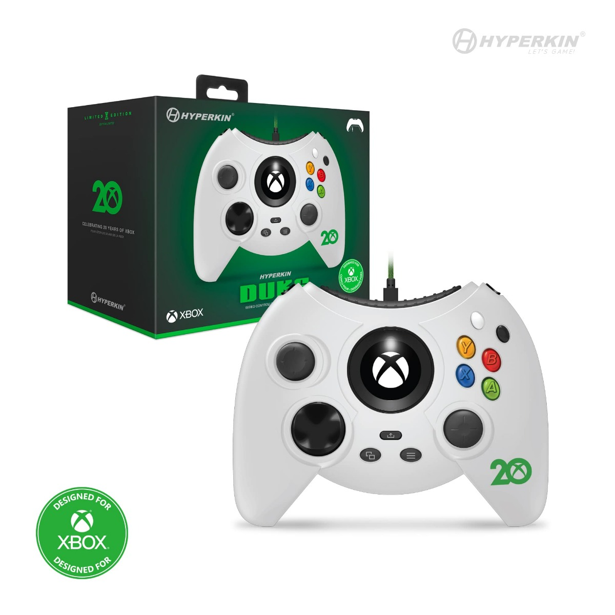 Weißer Hyperkin Duke Xbox-Controller mit grünen Akzenten, zusammen mit der Verpackung, feiert 20 Jahre Xbox.