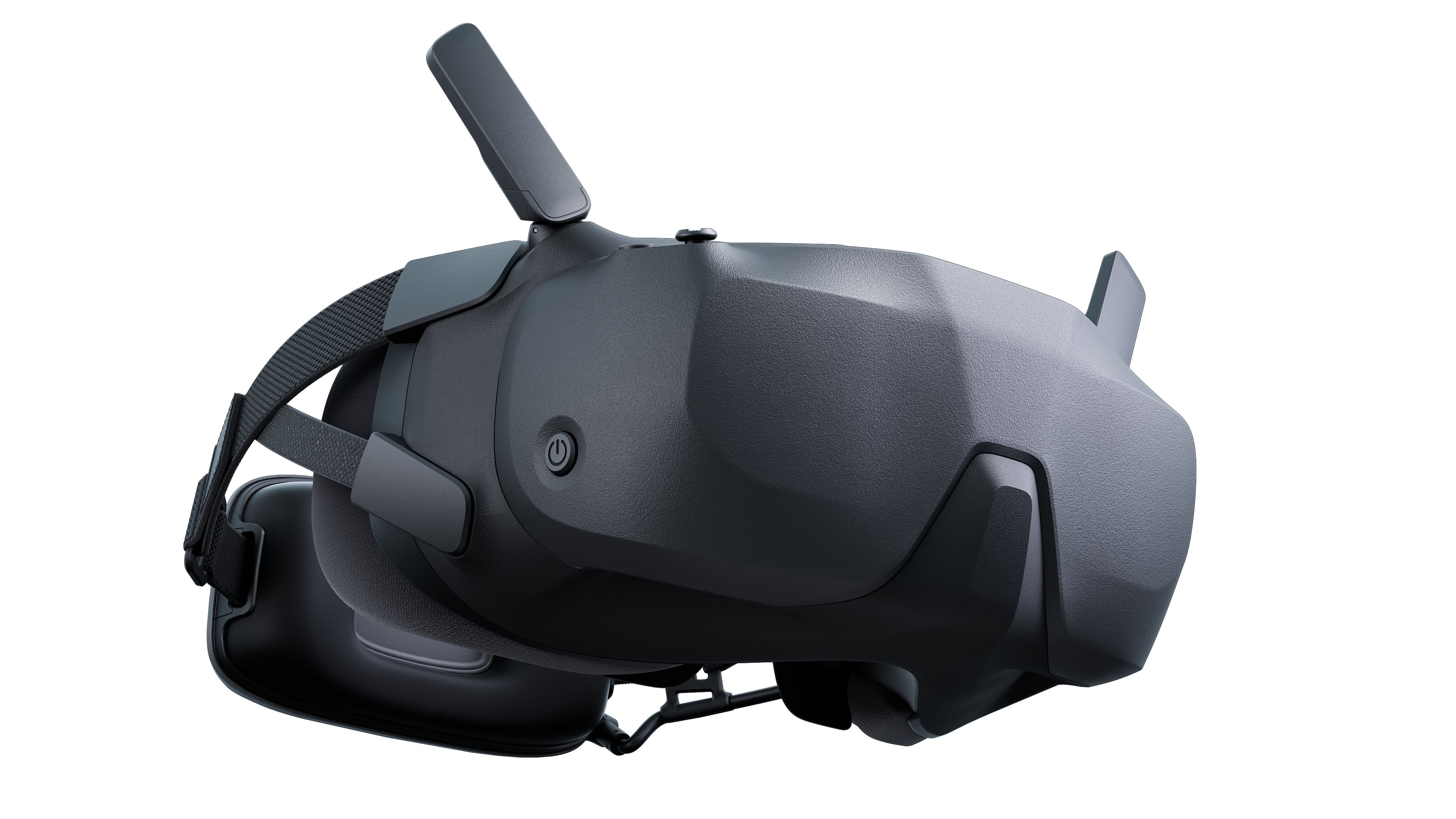 Ein dunkelgraues VR-Headset auf weißem Hintergrund. Es hat einen Power-Knopf, verstellbare Riemen und ein schlankes Design.